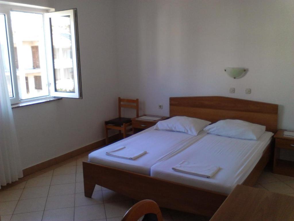 Guest House Frane Паг Екстер'єр фото