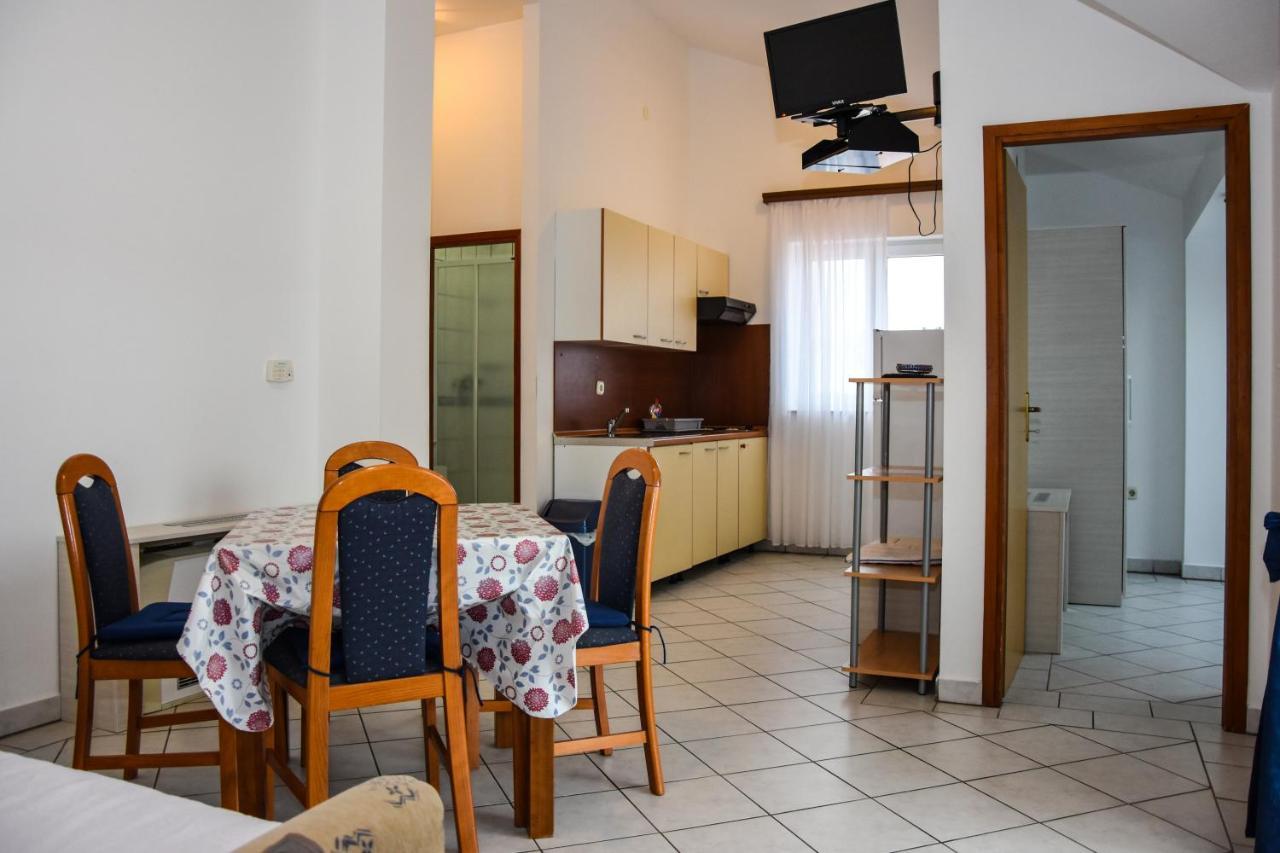 Guest House Frane Паг Екстер'єр фото